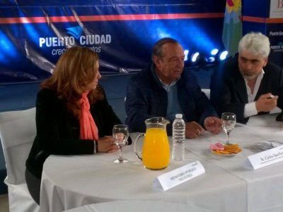 Sánchez firmó convenio en Quequén y se reunió con vecinos y empresarios