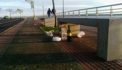 Los posade�os que arrojan basura en la costanera, un mal h�bito que no termina