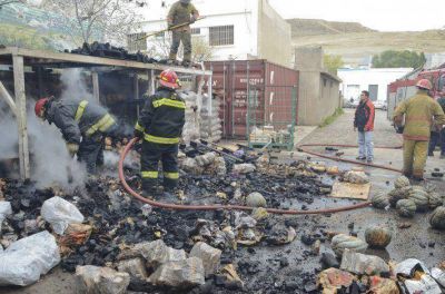 Perdieron gran cantidad de mercader�a al incendiarse un dep�sito c�ntrico