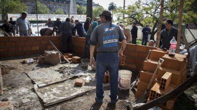 Ordenan el cese pac�fico de la obra que realizan en Plaza de Mayo