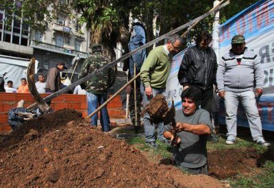 Abrieron dialogo y los ex soldados demolieron la vivienda en Plaza de Mayo