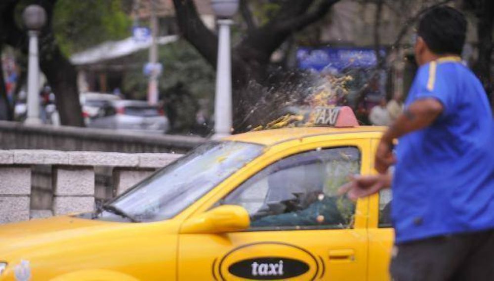 Seguirán las paradas de remises y habrá más protestas de taxis