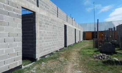 Cansado de la burocracia provincial, intendente ampl�a sin permiso edificio del Ipet