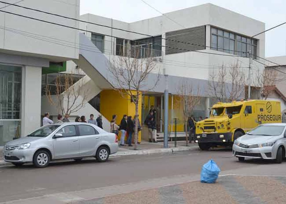 Continuaban las colas en cajeros c�ntricos del Banco de La Pampa