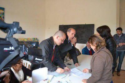 El intendente de Pehuaj� entreg� subsidio de 30 mil pesos al Centro Complementario de Paso