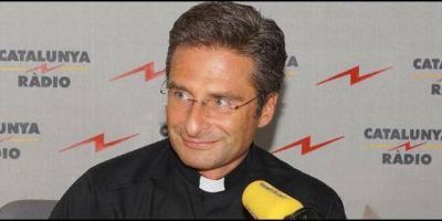 El cura homosexual expulsado pide al Papa que 