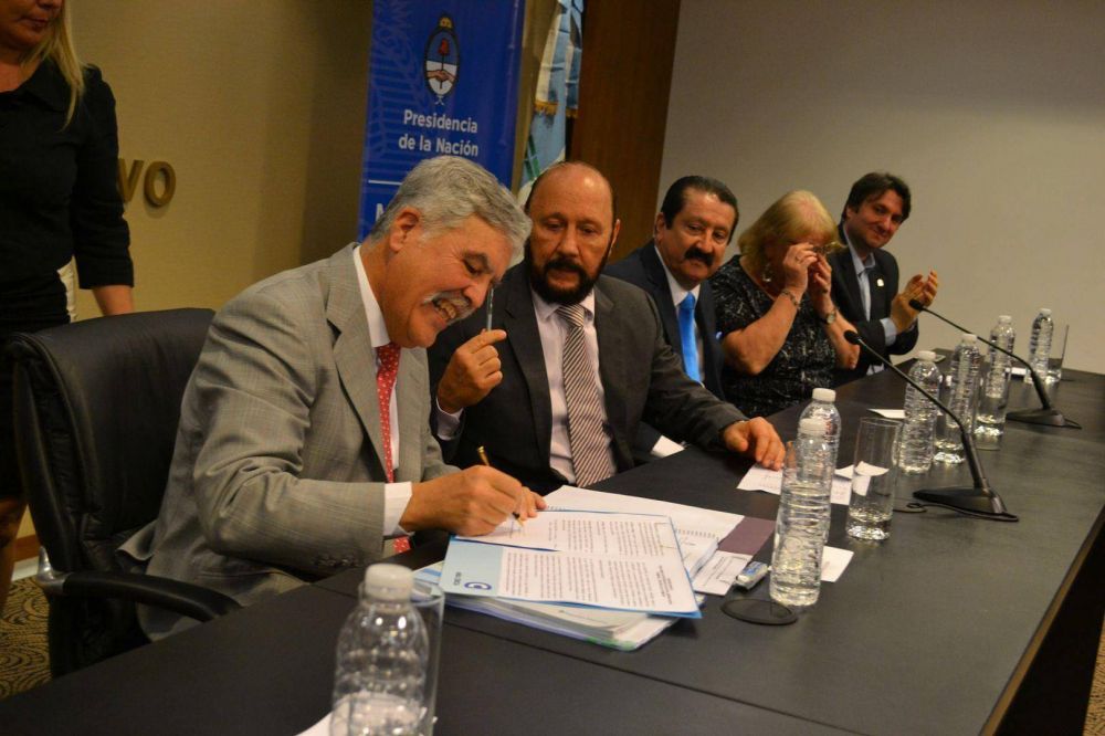 Insfran acord� con el ministro De Vido un paquete de obras por $ 1285 millones