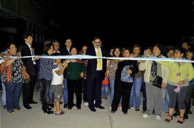 VECINOS Y EL INTENDENTE JORGE INAUGURARON PAVIMENTO DE LA CALLE SAN LORENZO Y EL GIMNASIO URBANO N�27	