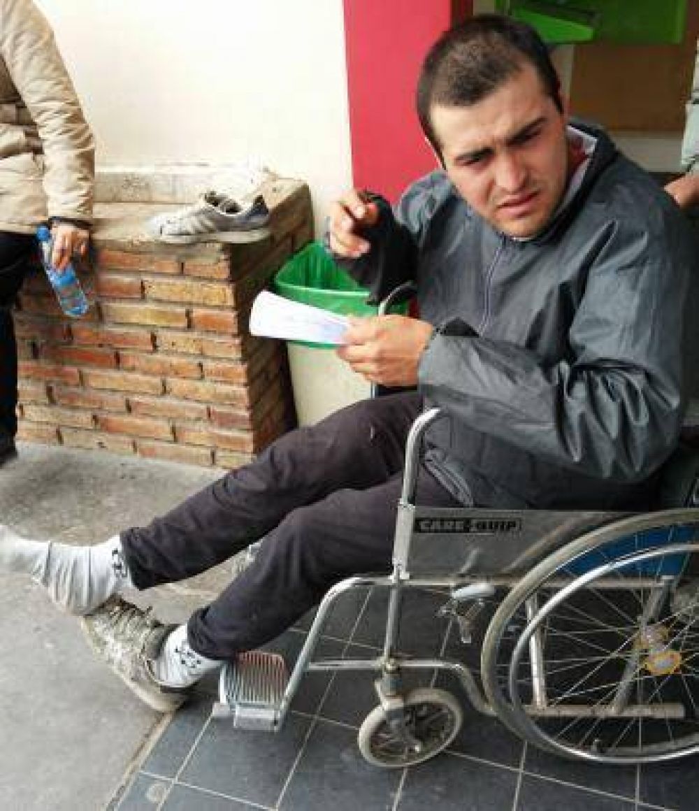 Un alba�il fue acuchillado en un robo frente al Parque