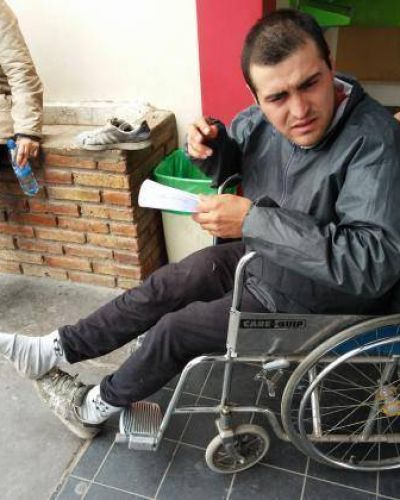 Un alba�il fue acuchillado en un robo frente al Parque