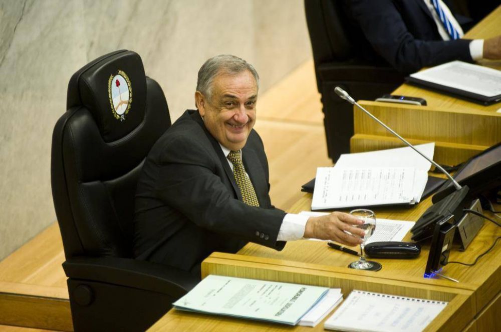 Ruiz Olivares a�n no renunci�, pero se fue repartiendo abrazos para todos
