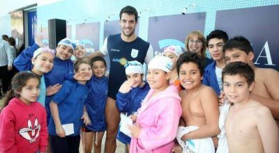 Federico Grabich brindó una clínica de natación para 700 chicos de San Martín