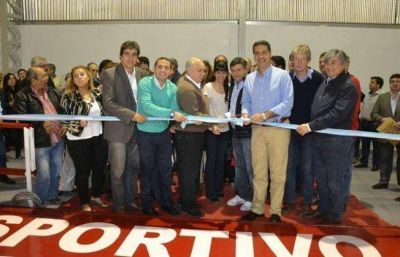 Capitanich inaugur� un microestadio y entreg� viviendas en Plaza