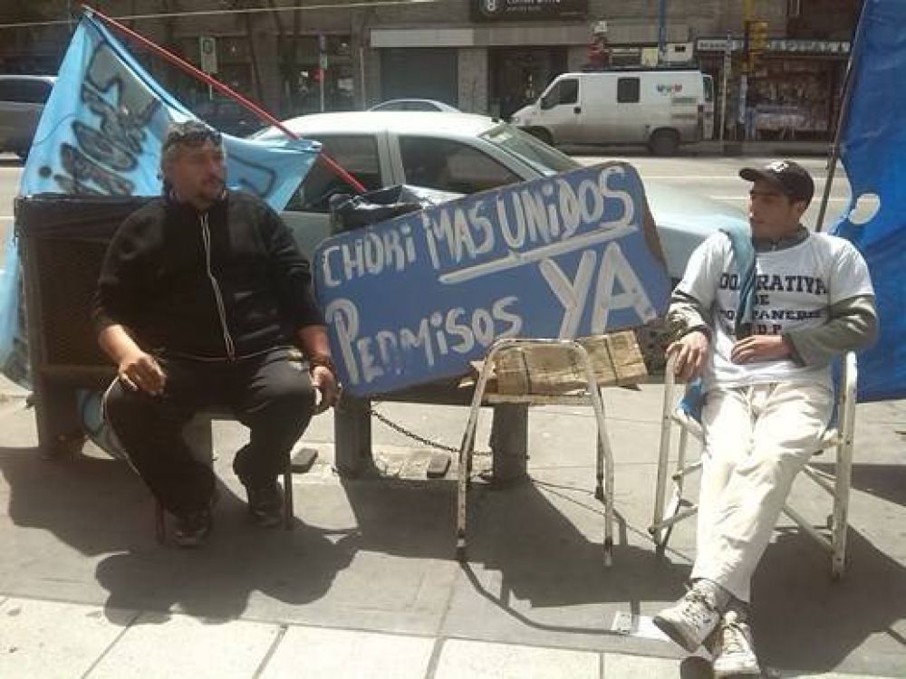 Choripaneros se encadenaron �hasta que el Municipio los deje trabajar�