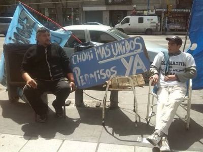 Choripaneros se encadenaron �hasta que el Municipio los deje trabajar�