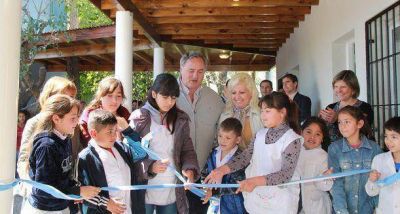 Con fondos municipales, De la Torre inaugur� obra en escuela provincial
