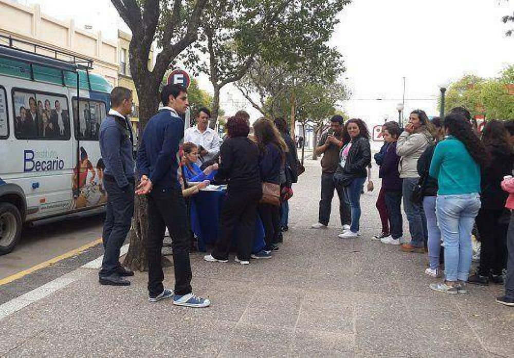 El Instituto Becario entreg� m�s de 200 solicitudes