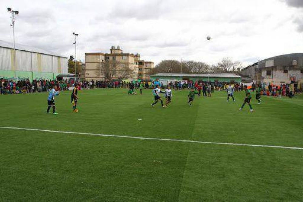 El polideportivo Gabino Alegre de Villa Corina tiene una nueva cancha de c�sped sint�tico