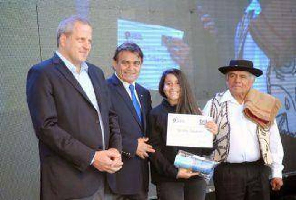 Alumnos izaron por primera vez la bandera local de Quilmes