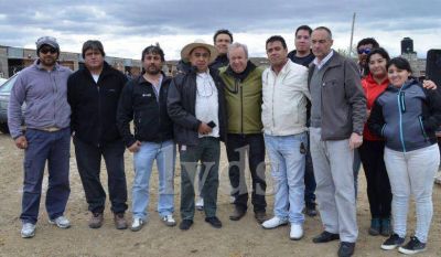 Peralta recorri� barrios de Caleta y se comprometi� a colaborar con entidad h�pica