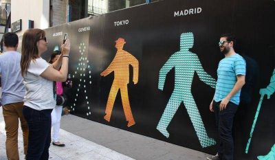 El arte de Walking Men ya est� en el Microcentro