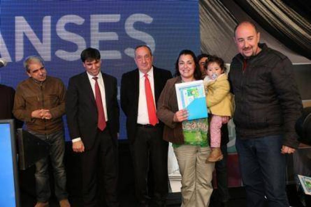 An�bal Fern�ndez y Diego Bossio entregaron las primeras viviendas PROCREAR en Tandil