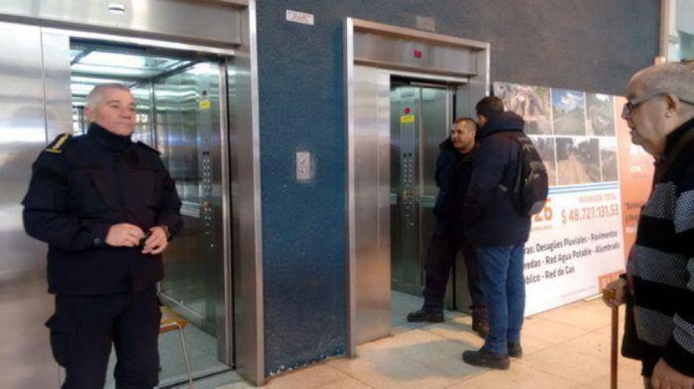Desperfectos en un ascensor provoc� p�nico en el Banco Provincia de la Peatonal San Mart�n 