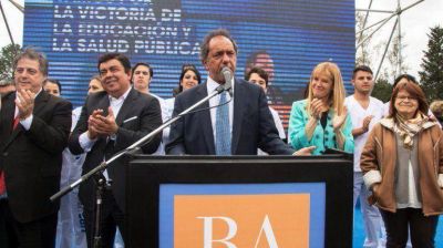 Daniel Scioli insinu� que le dar� lugar Fernando Espinoza en el gabinete si llega a la Presidencia