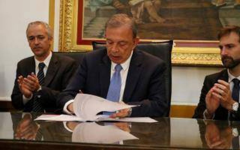 Pilar: Z�ccaro firm� convenio para ceder terrenos al Plan Procrear