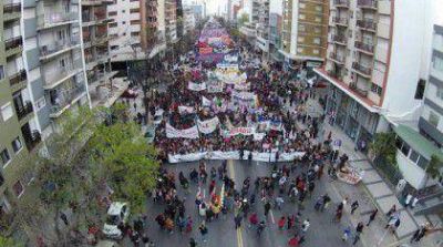 Multitudinaria marcha de mujeres contra los femicidios