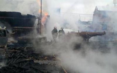 Incendio en un dep�sito de maderas en Lomas de Zamora