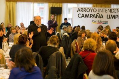 Arroyo un verdadero poeta: �La mujer, ese ser perfecto para ser amado�
