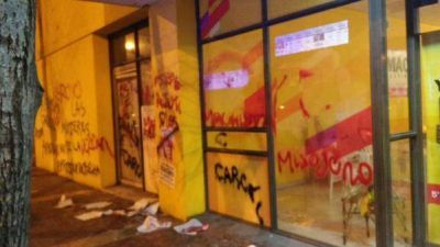Grupos de mujeres realizaron pintadas en el local partidario de Carlos Arroyo