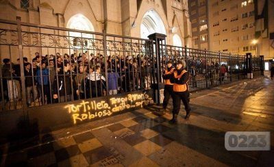 Incidentes frente a la Catedral: enfrentamientos y gases