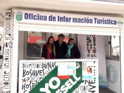 El intendente atendi� a turistas en el centro de atenci�n c�ntrico