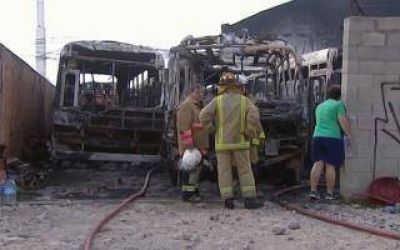 Incendio en un dep�sito de colectivos en Don Torcuato