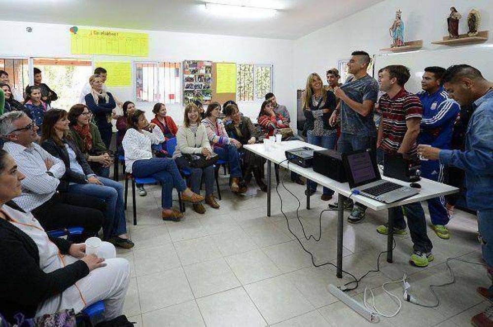 Zamora y Malena junto a j�venes de un centro contra las adicciones