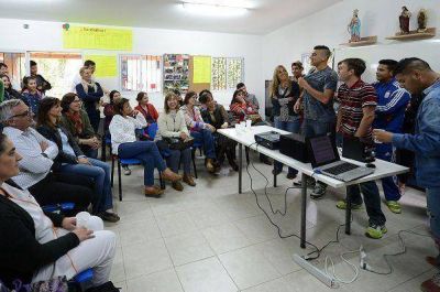 Zamora y Malena junto a j�venes de un centro contra las adicciones