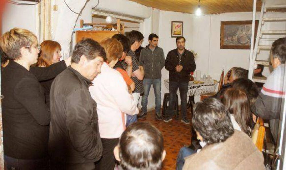 Grasso y el candidato a concejal Bautista Sim�n se reunieron con vecinos del Barrio Lago del Desierto