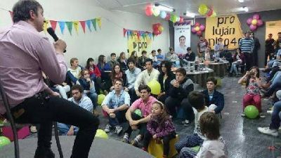 Oscar Luciani particip� de un encuentro de J�venes PRO