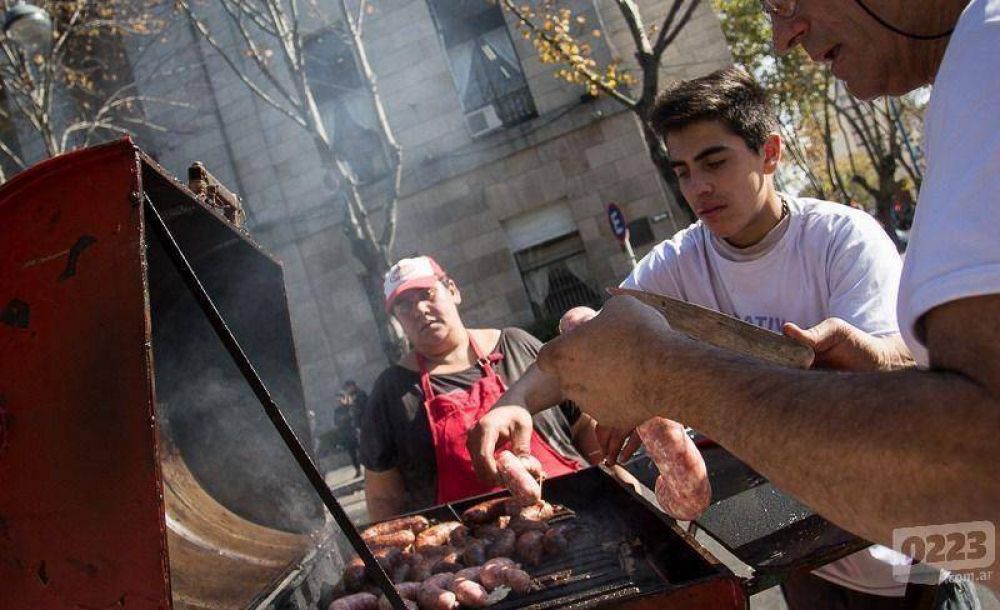 Choripaneros vuelven a protestar en el Municipio y piden que los dejen trabajar 