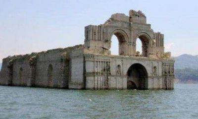 Iglesia resurge de las aguas