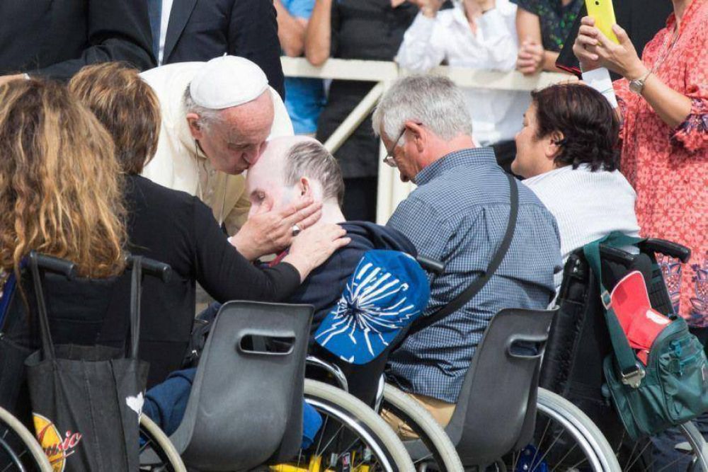 La caricia del Papa Francisco a Juri y a su madre Raffaella
