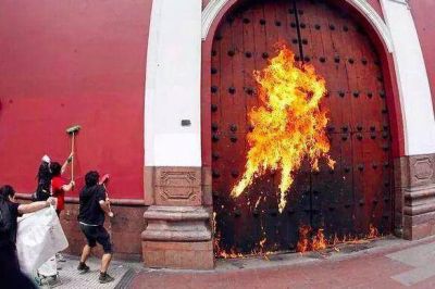 En Chile queman puertas de Iglesia San Francisco durante manifestaci�n mapuche