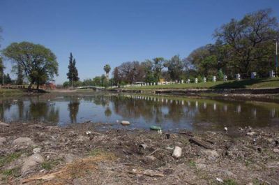 El lago San Miguel recupera el agua, pero no pierde la basura ni el mal aspecto