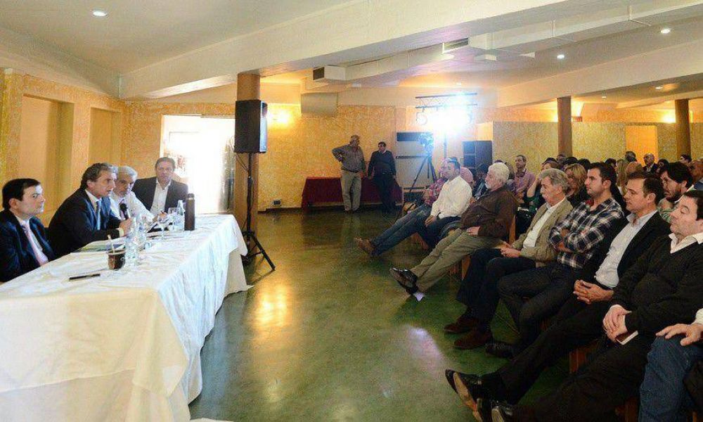 Lejos del PRO, intendentes radicales anunciaron apoyo al candidato del FpV