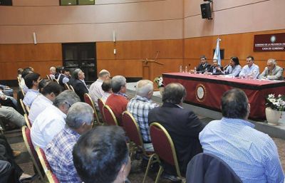 Parodi inform� a intendentes electos las proyecciones para fin de a�o y 2016