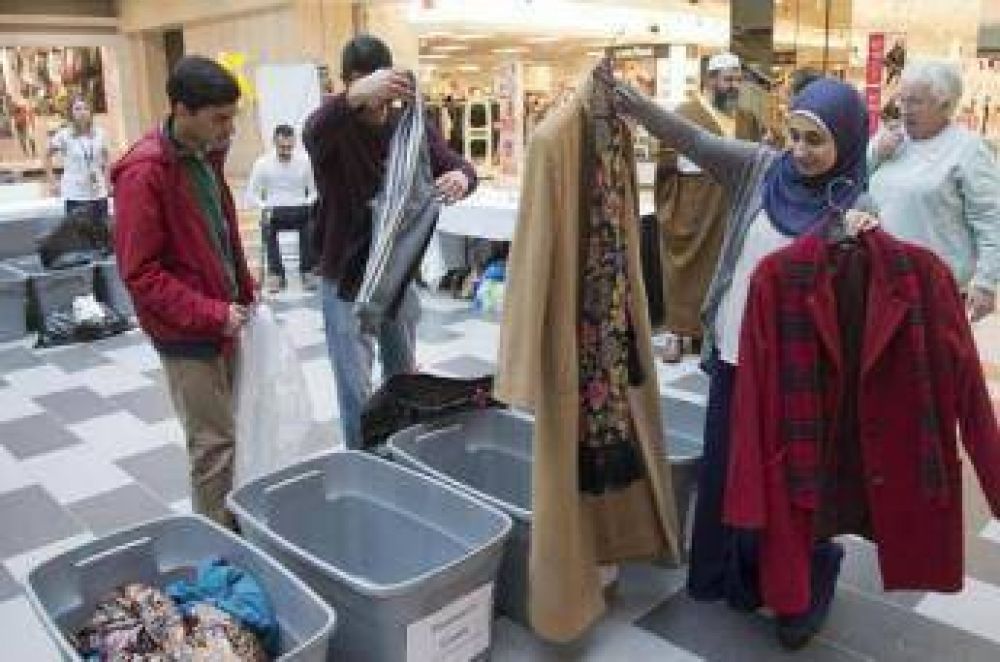 Musulmanes canadienses regalan ropa a los necesitados