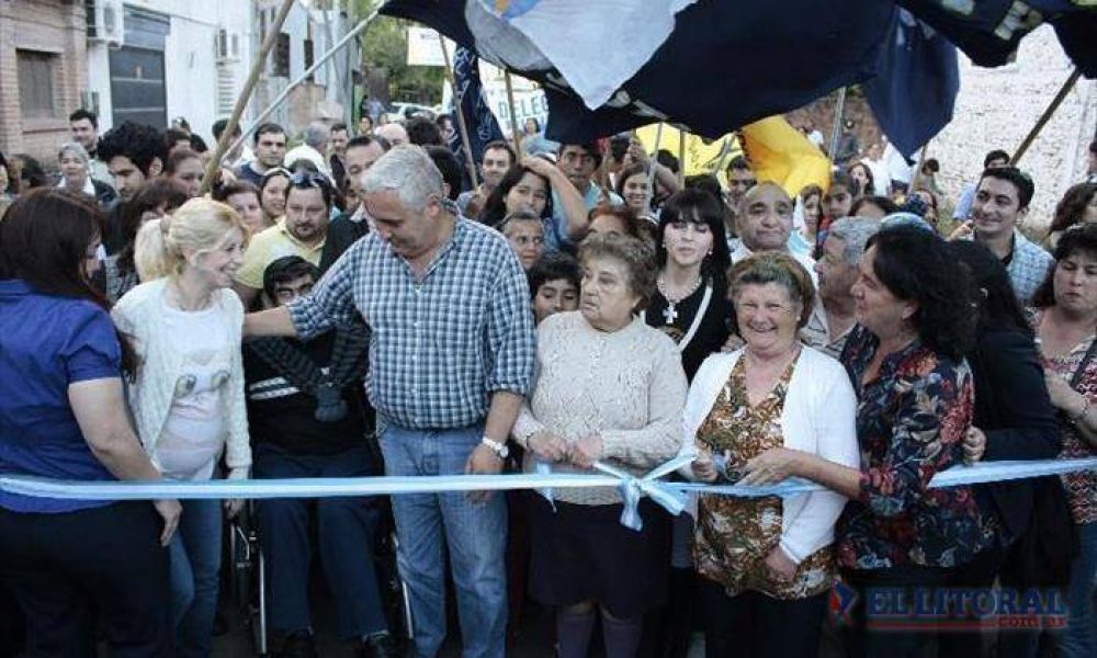 El intendente R�os inaugur� obras en la calle Ex V�a y prometi� m�s pavimento