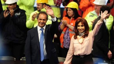 Cristina salta la veda: habla desde una f�brica de cosm�ticos y hace videoconferencias